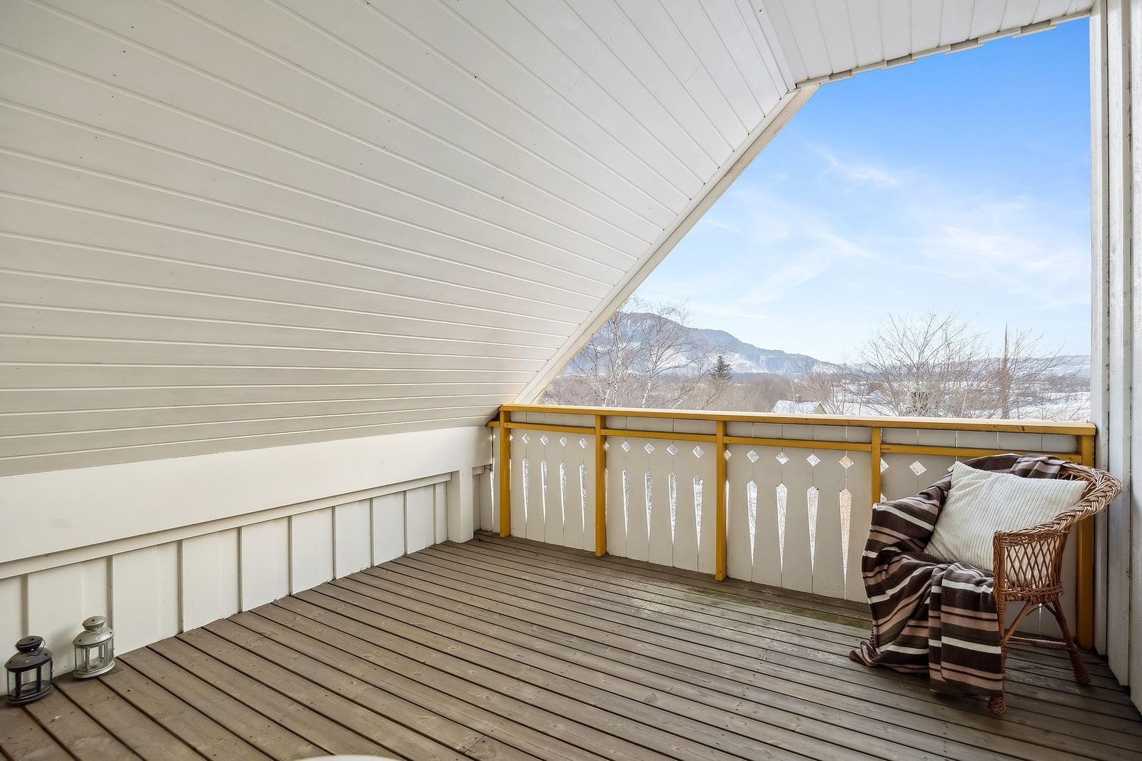 Koselig sørvendt balkong med fin utsikt og gode solforhold. Balkongen er på 10 kvm. Galleribilde