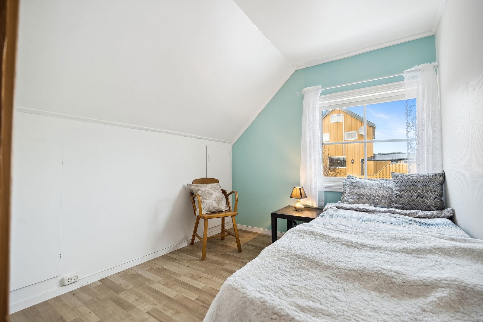 Soverommet er luftig og har egen oppbevaringsplass i vegge, noe som sparer på rommets areal. Galleribilde