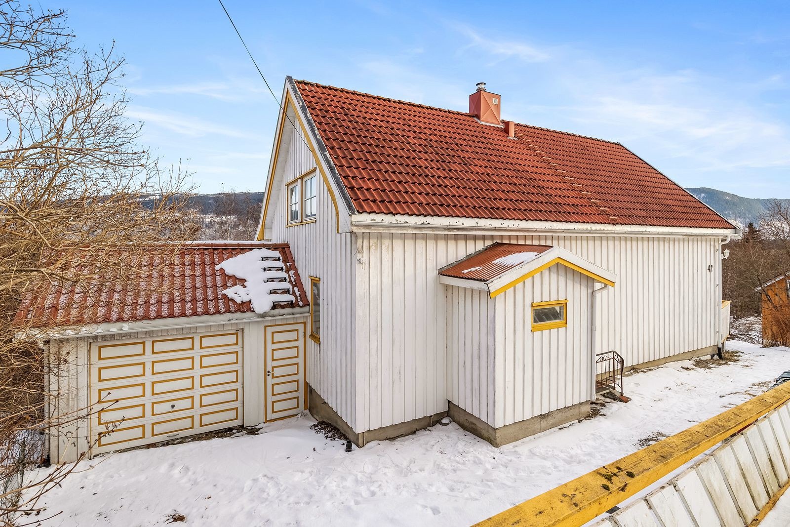 Nord for boligen finner man inngangen til garasjen med port og egen inngang. Galleribilde