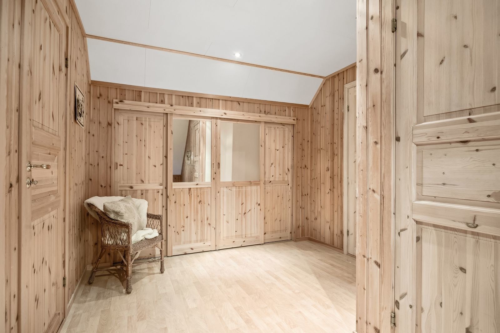 Gangen ved loftetasjen har et garderobeskap med skyvedør, som tilbyr god oppbevaringsplass. Galleribilde