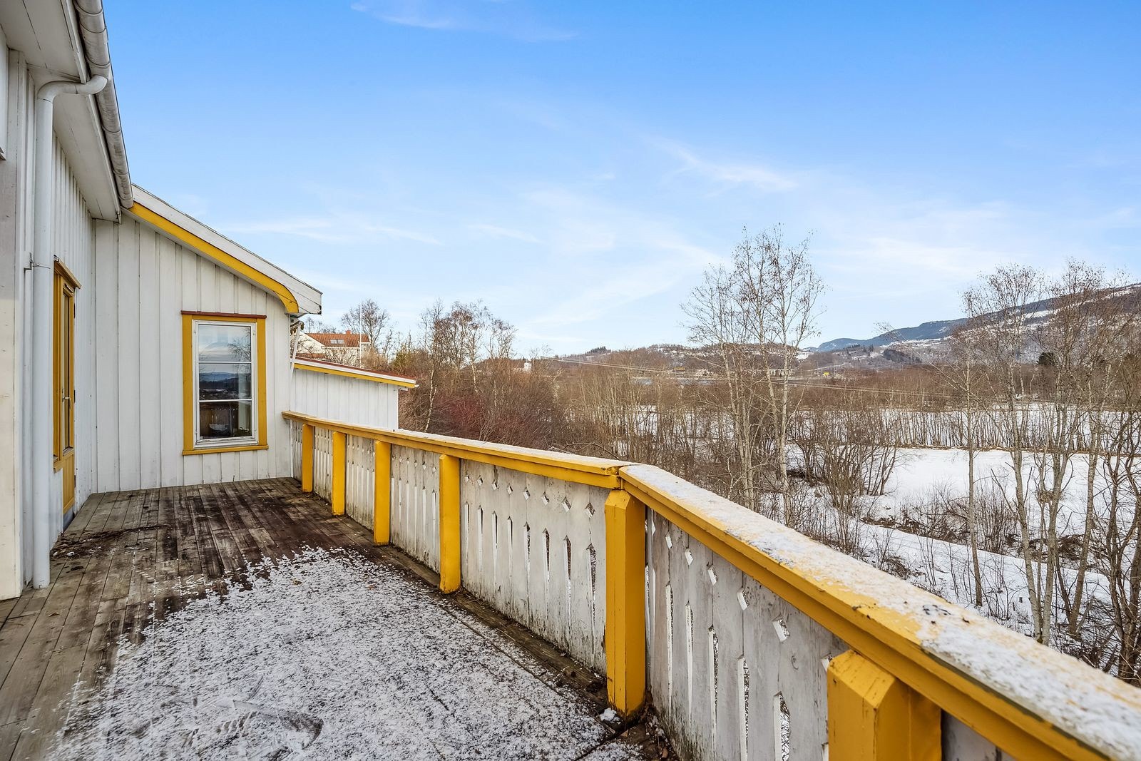 Fra balkongen har man fin utsikt, med vakre farger nå til våren. Galleribilde