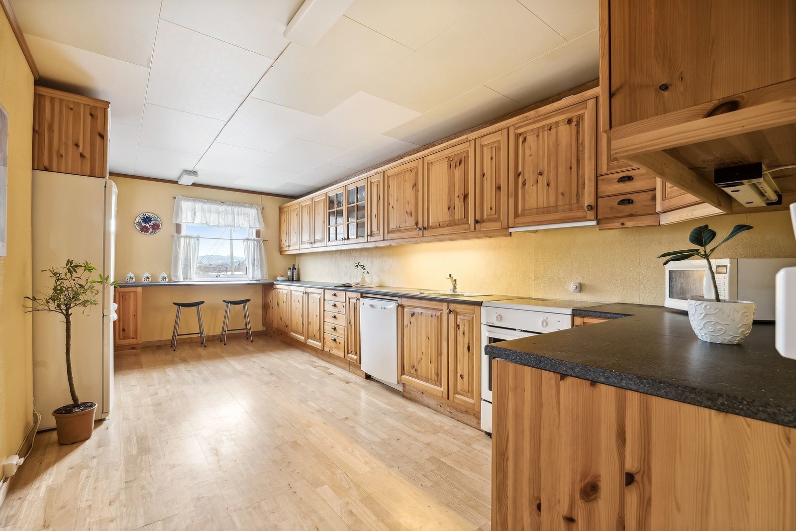 Kjøkkenet ble utvidet i 1992 med 10 kvm. Galleribilde