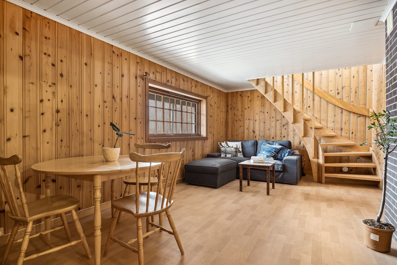 Kjeller stuen er romslig og enkel å sette et eget unikt preg på. Her kan man legge opp til større sittegruppe. Galleribilde