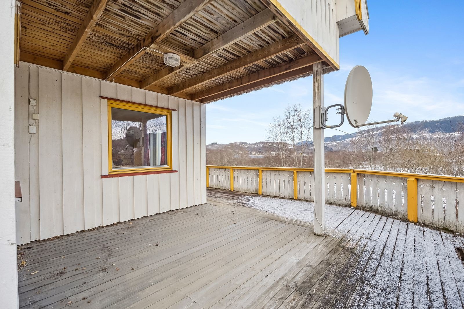 Balkongen strekker seg rundt huset med et areal på 38 kvm. Galleribilde