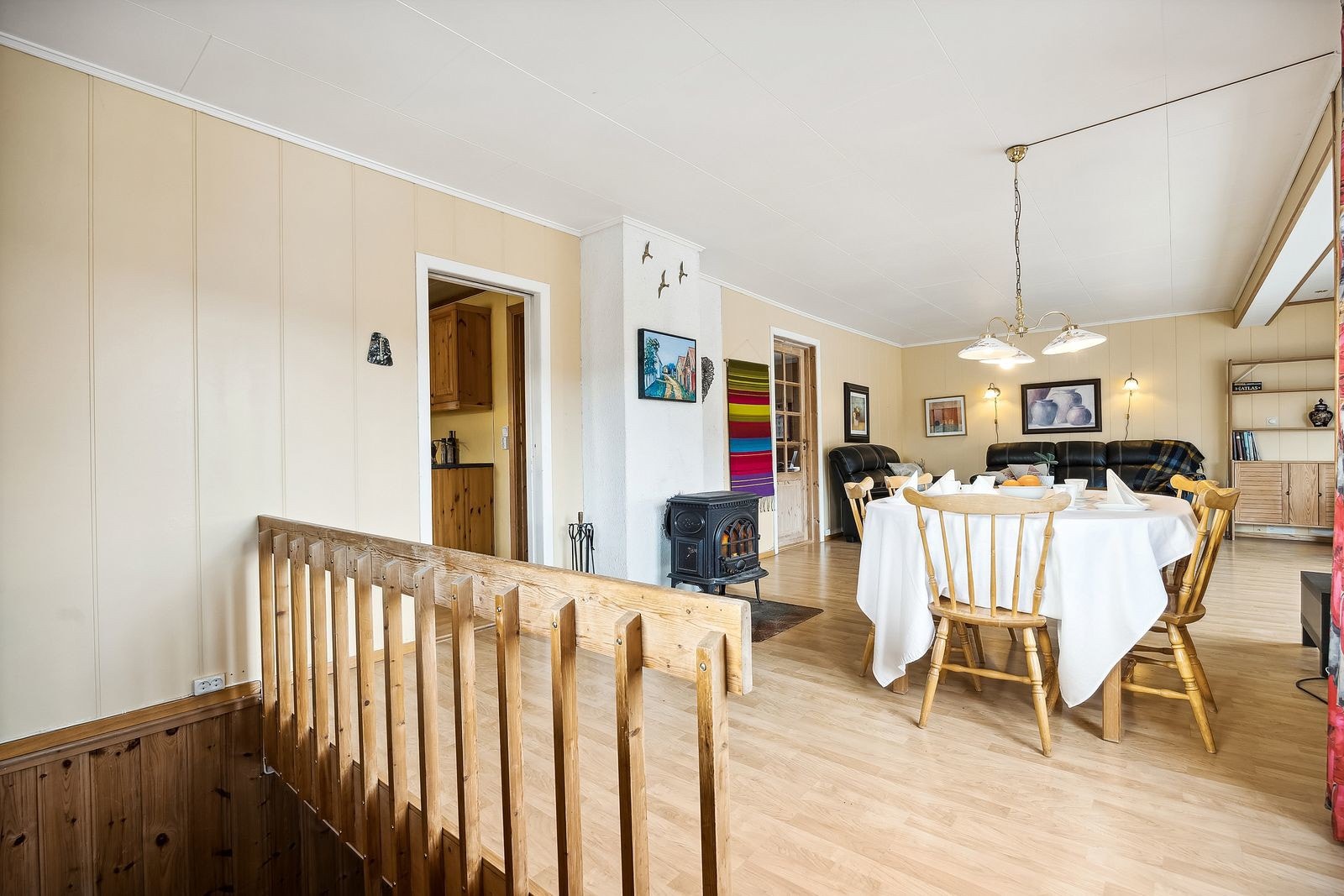 Planløsningen gir en mer tradisjonell romdeling, med lukket kjøkkenløsning. Galleribilde