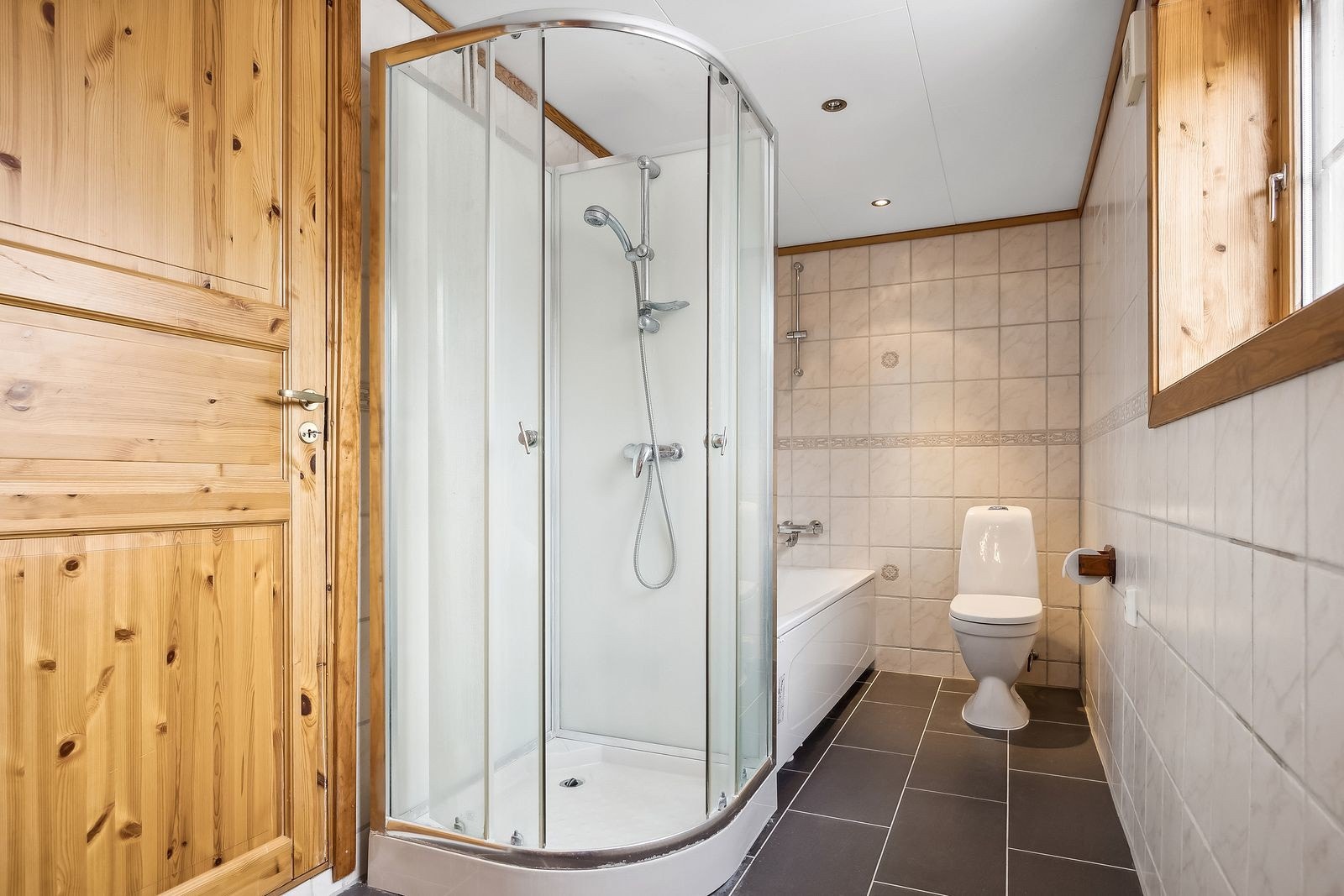 Badet tilbyr muligheter for både badekar og dusjkabinett. Galleribilde