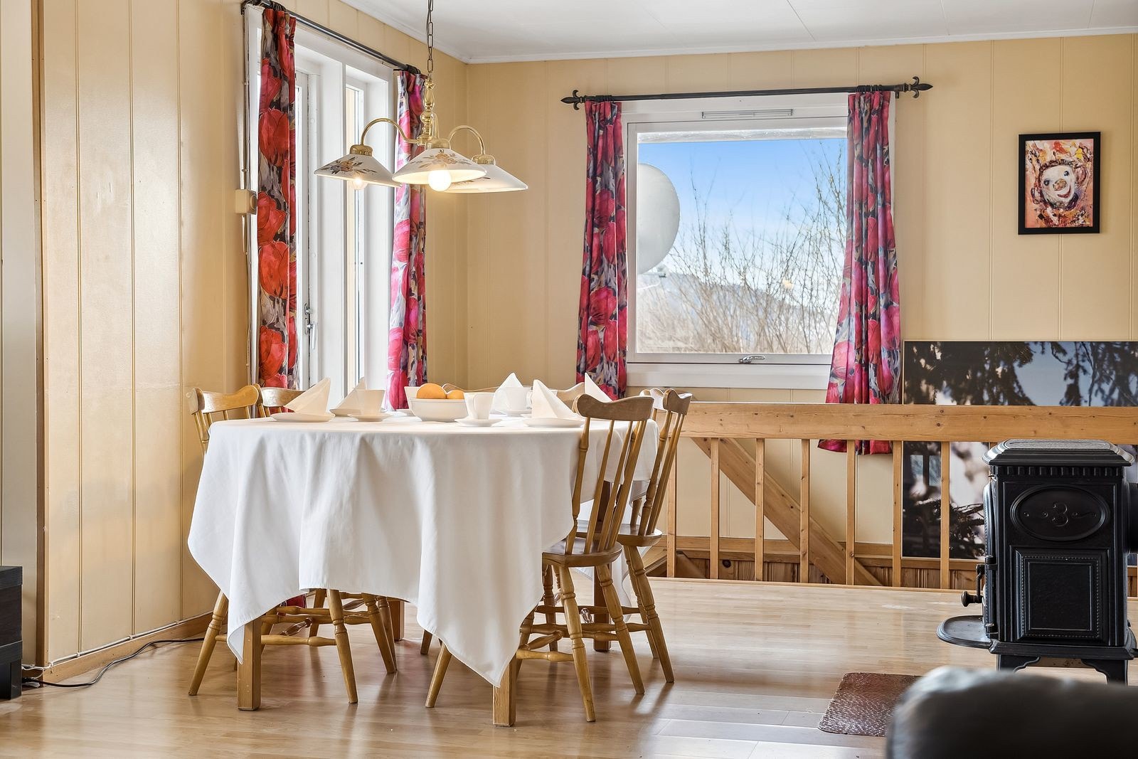 Viduene slipper inn sol både fra ost og sør, noe som skaper en luftig og lys atmosfære flere timer av døgnet. Galleribilde