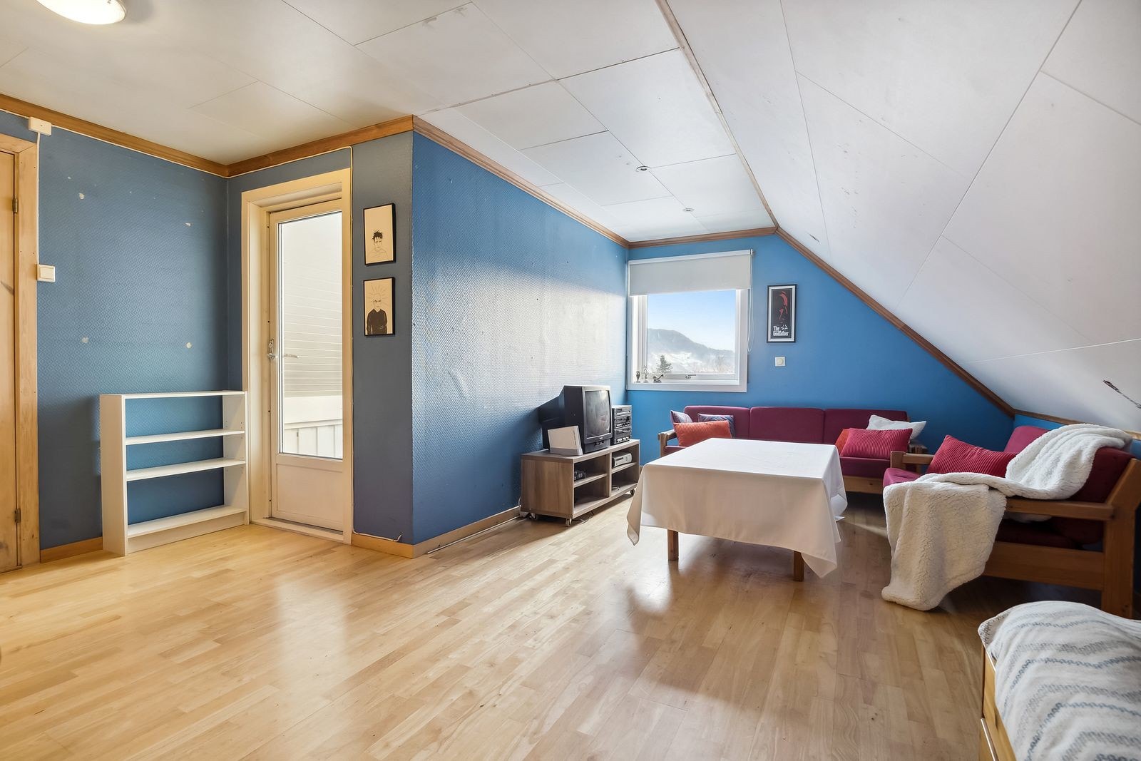 Det største soverommet har rikelig med plass, ekstra bod for oppbevaring og utgang til balkong. Galleribilde