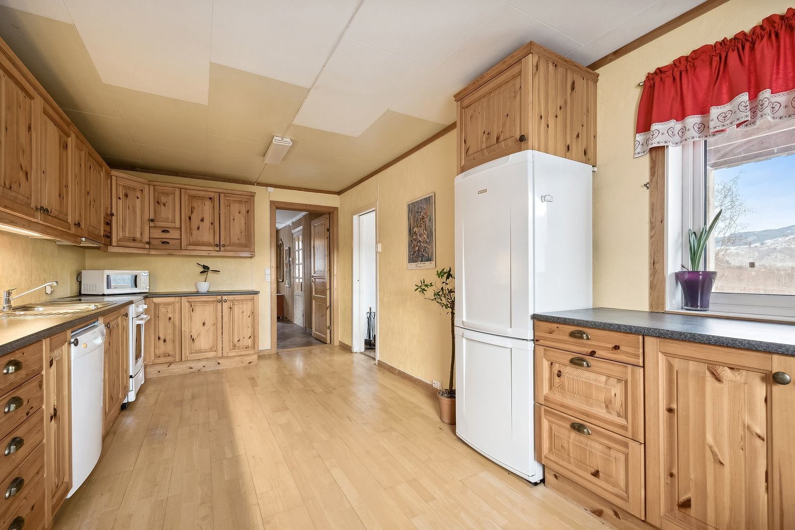 Planløsningen gjør at kjøkkenet har en privat atmosfære, noe som lønner seg godt ved store sammenkomster. Galleribilde