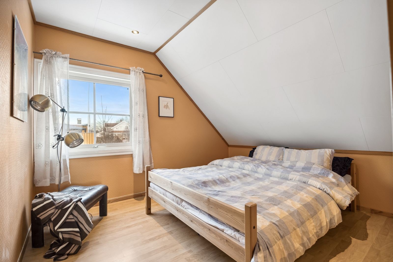 Soverommets vinduer er vendt mot sør, noe som skaper en lys atmosfære gjennom dagen. Galleribilde