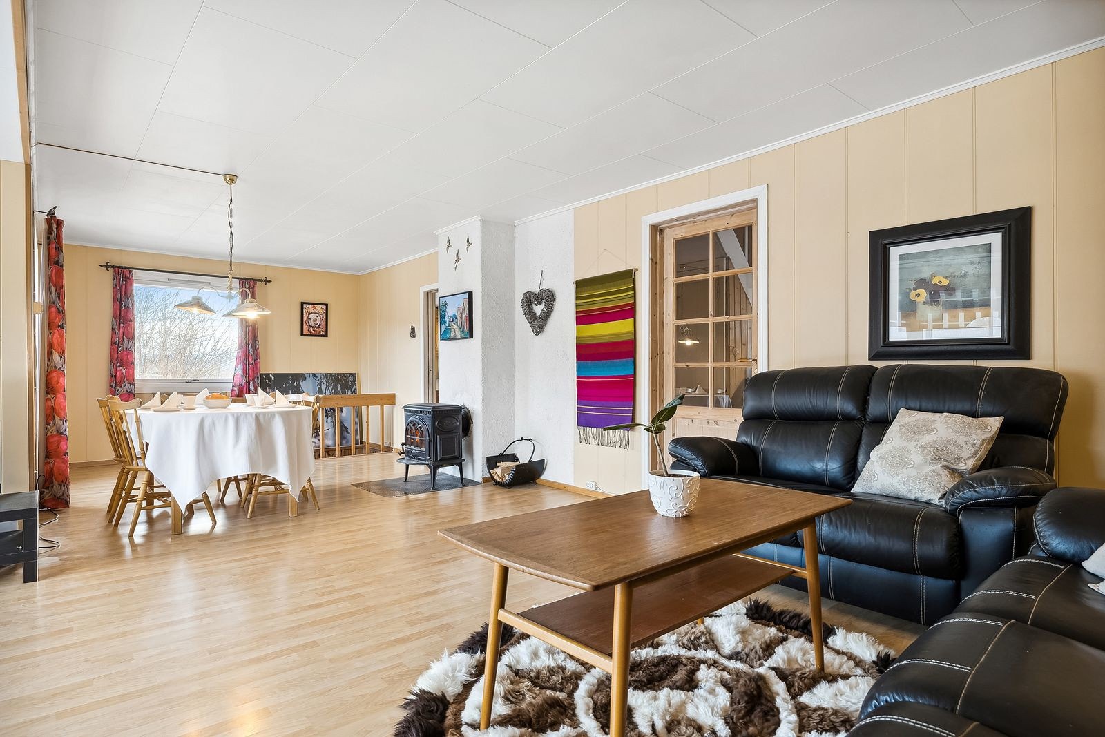 Stuens vedovn byr på koslige kvelder foran ilden og skaper en sosial atmosfære. Galleribilde