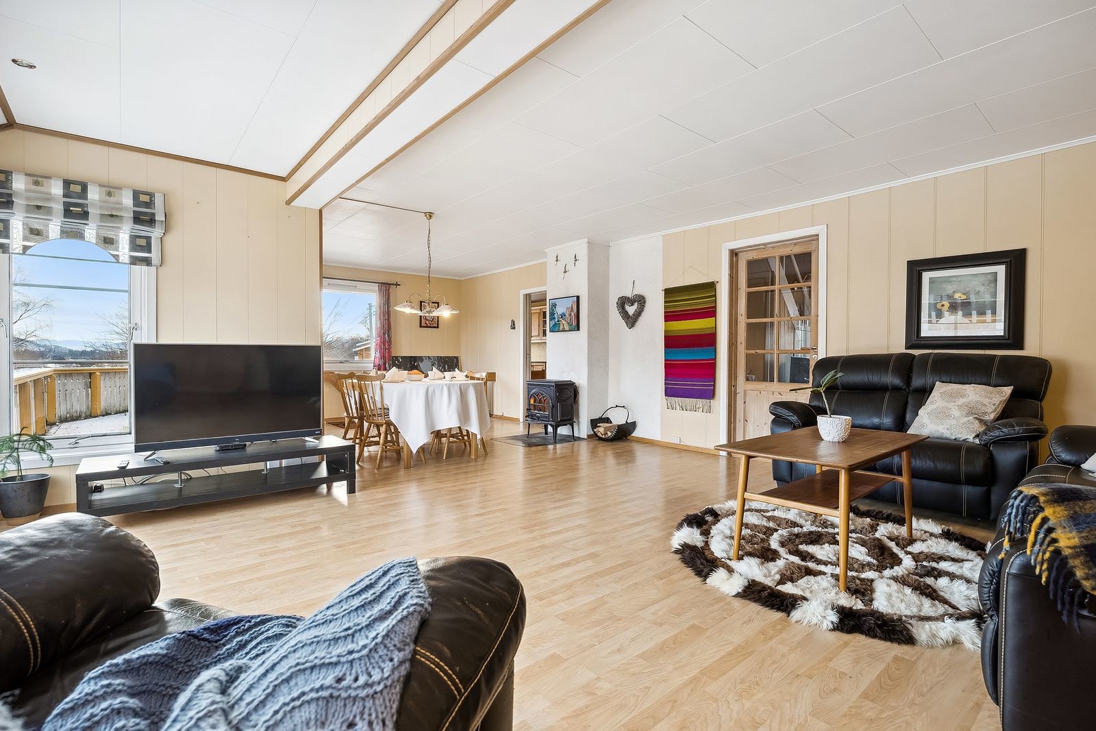 Den store stuen er lys og luftig! Noe som byr på en frisk atmosfære. Galleribilde