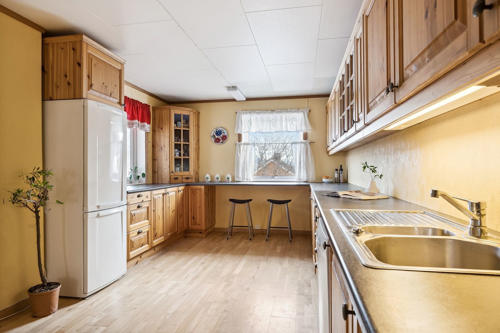 Her har man rikelig med benkplass for å tilbrede flere gode måltider. Galleribilde