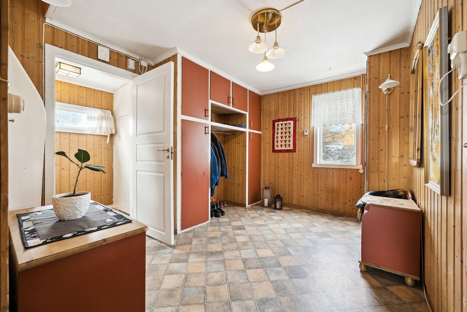 Gangen er romslig og har god oppbevaringsplass. Galleribilde