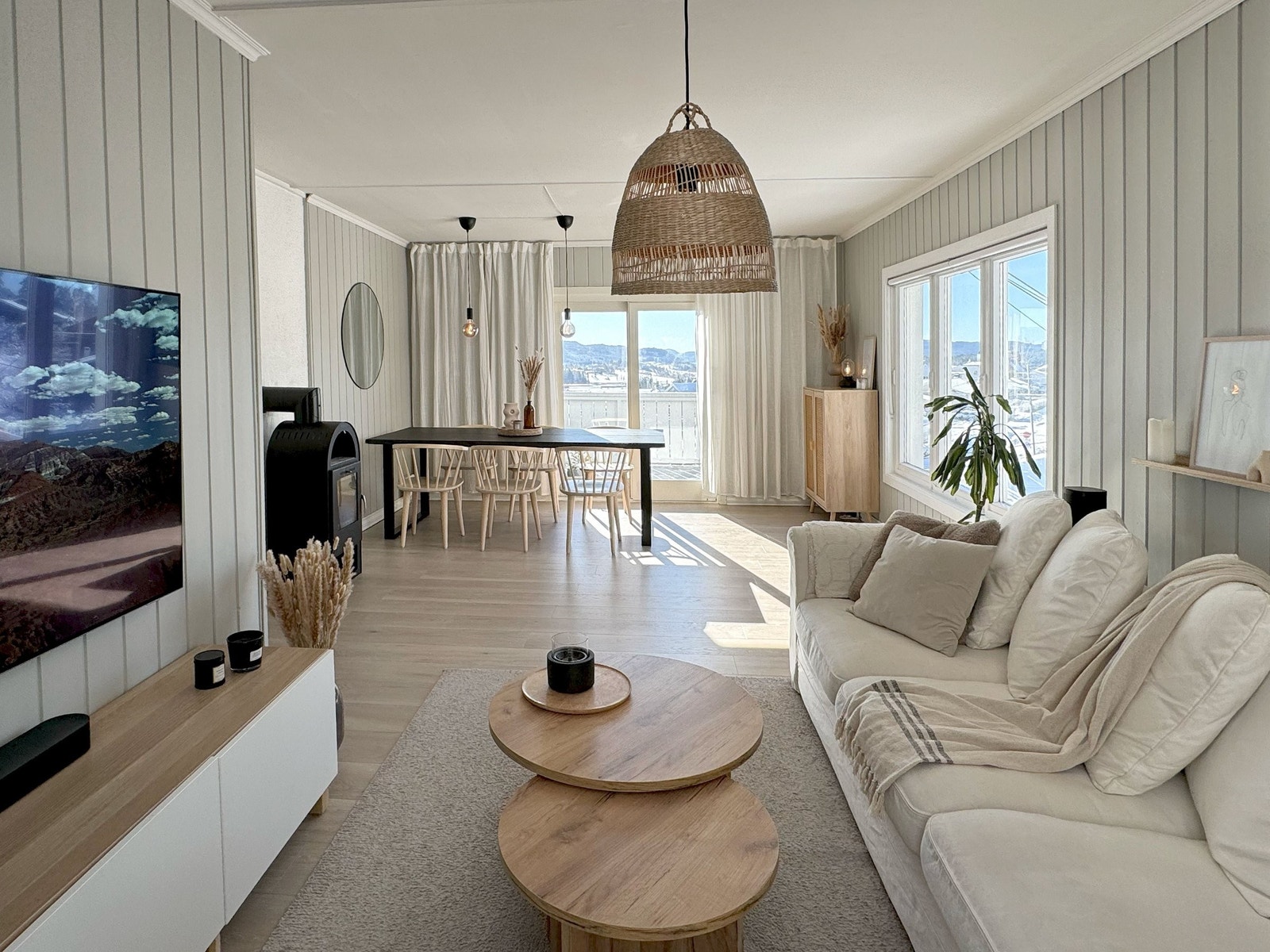 Innvendig får man en god romfølelse med vidstrakt utsikt over Lørenskog fra vindusflater i flere himmelretninger og fra en flott veranda med gode solforhold. Galleribilde