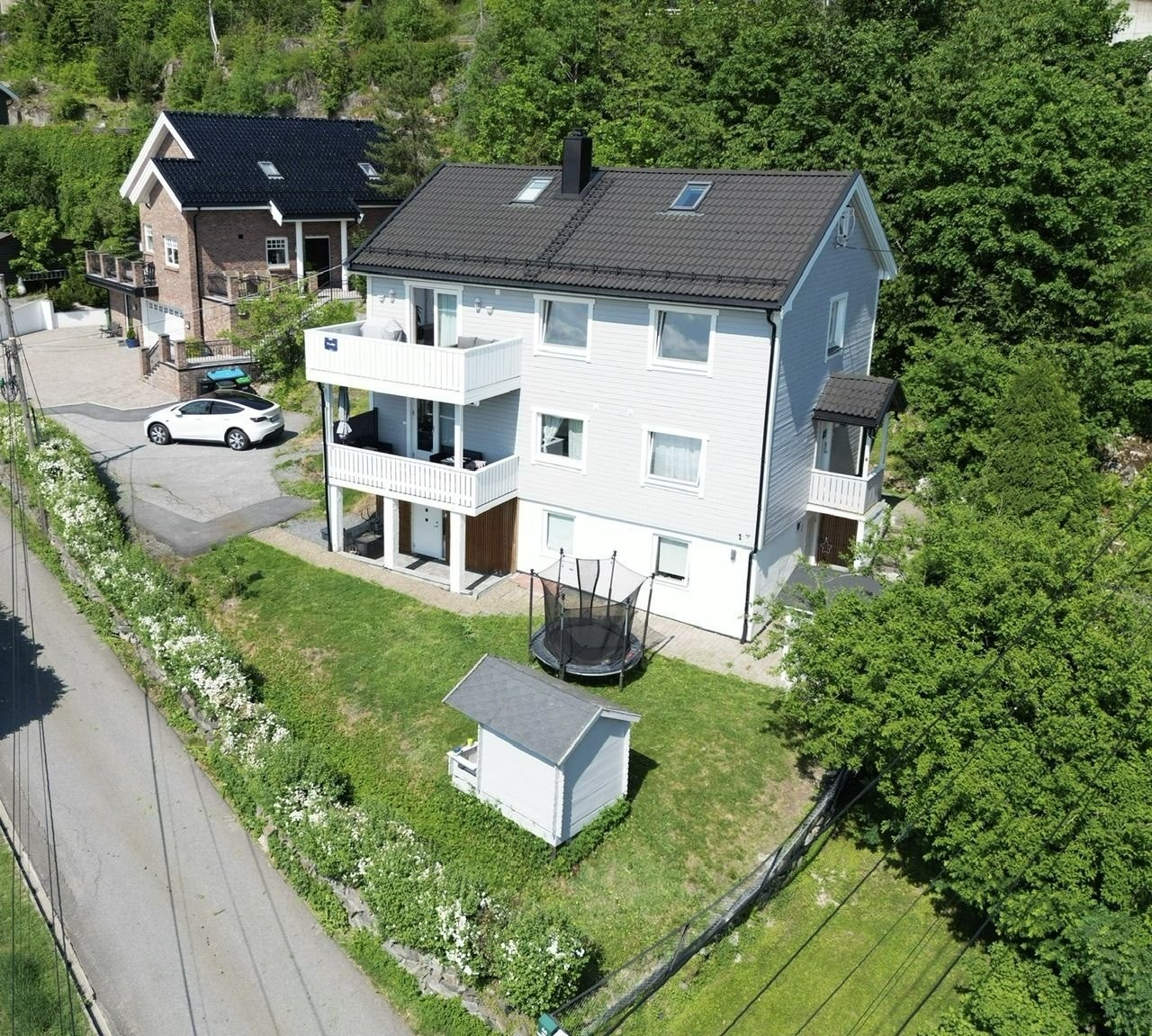 Romslig og praktisk halvpart horisontaldelt tomannsbolig beliggende i øverste etasje med god plan. Nærhet til marka, skoler, barnehager og offentlig kommunikasjon. Galleribilde