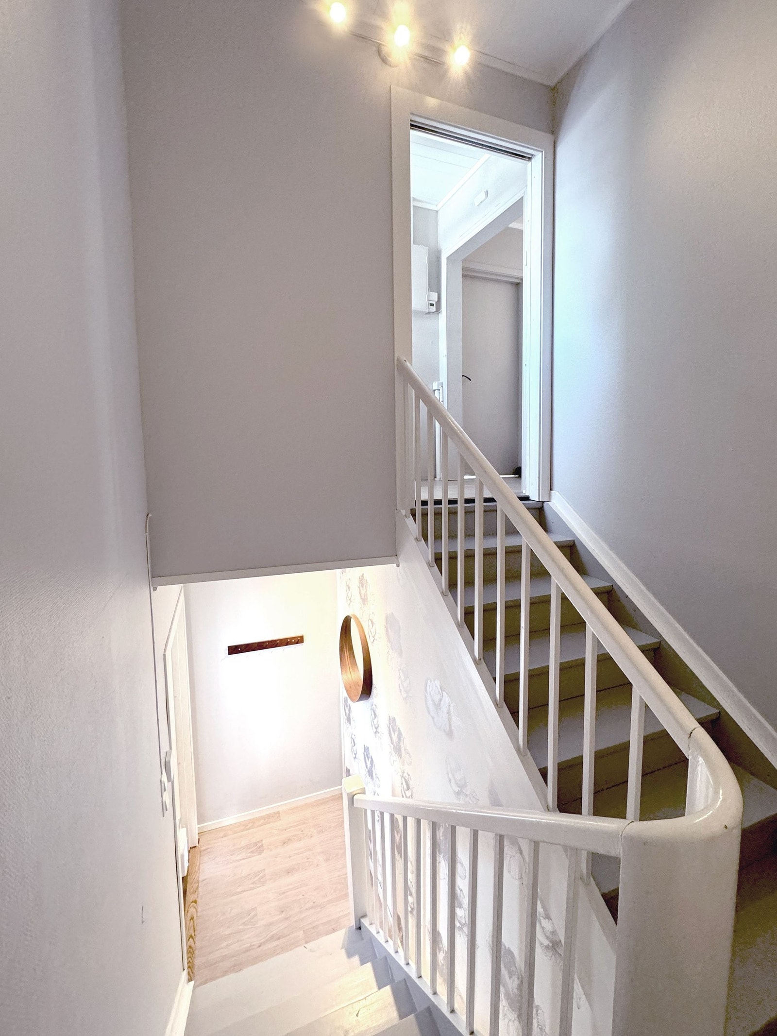 Lys entré med plass til å henge fra seg yttertøy og sette fra seg sko. Galleribilde