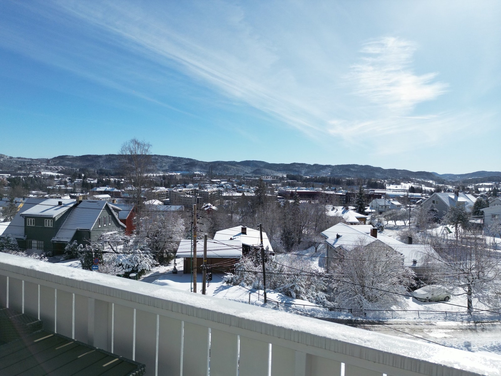 Leiligheten har en meget sentral beliggenhet med kort vei til både kollektivtrafikk og marka med flotte turmuligheter. Galleribilde