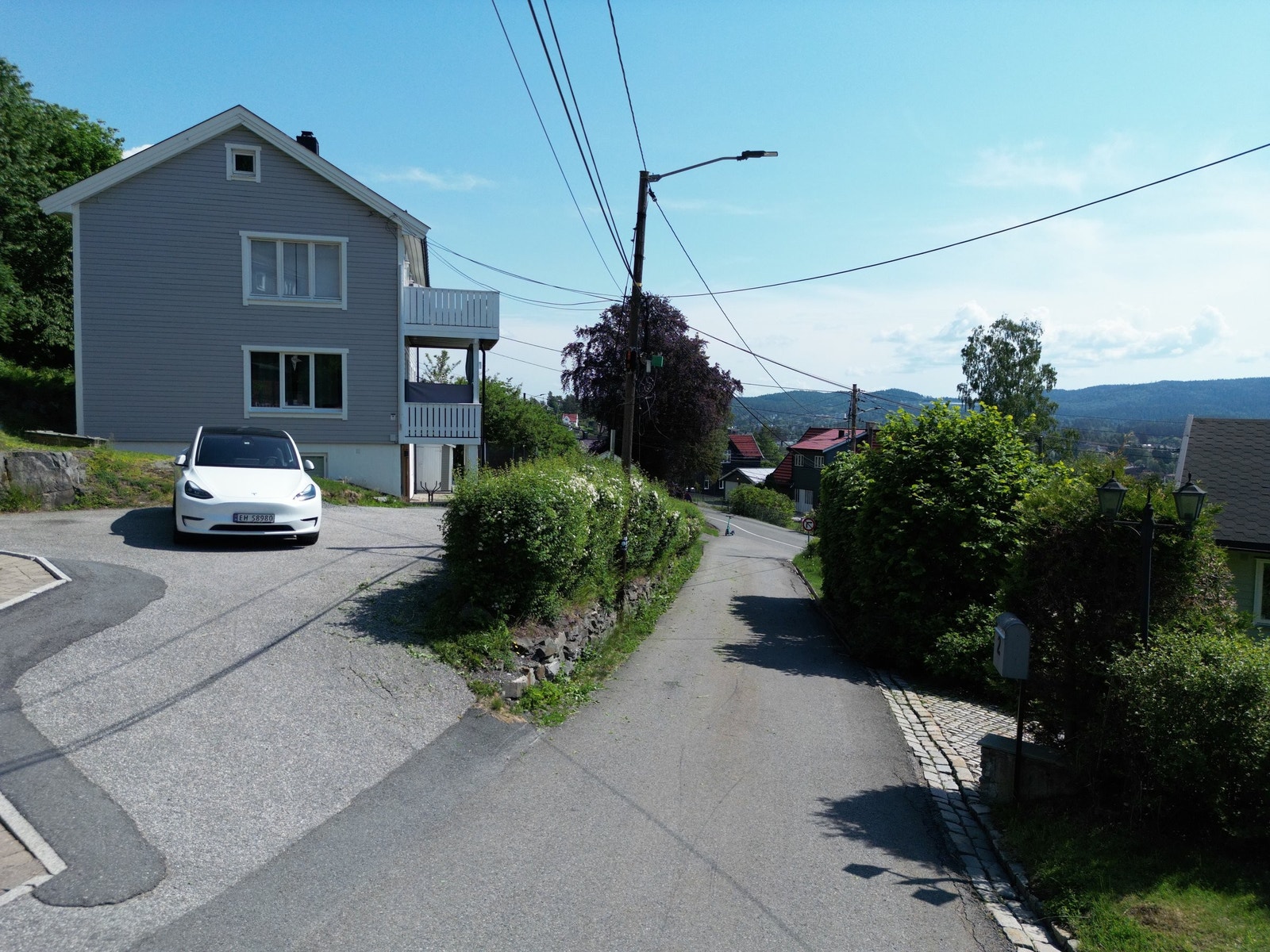 Seksjonen disponerer to parkeringsplasser utendørs. Galleribilde