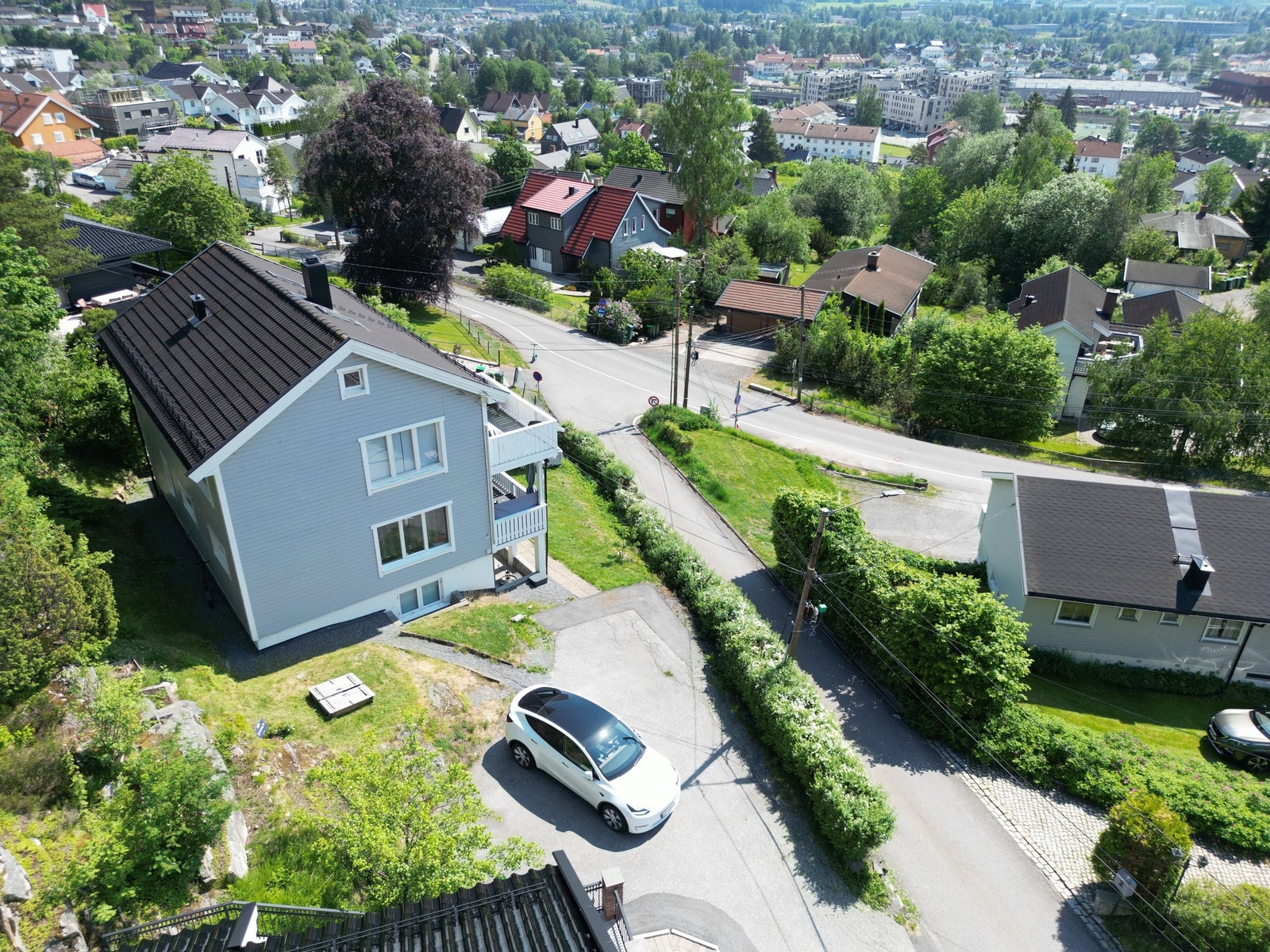 Flott leilighet beliggende høyt og fint på Fjellhamar, med vidstrakt utsikt over Lørenskog. Kort vei til Lørenskog sentrum med alle fasiliteter. Galleribilde