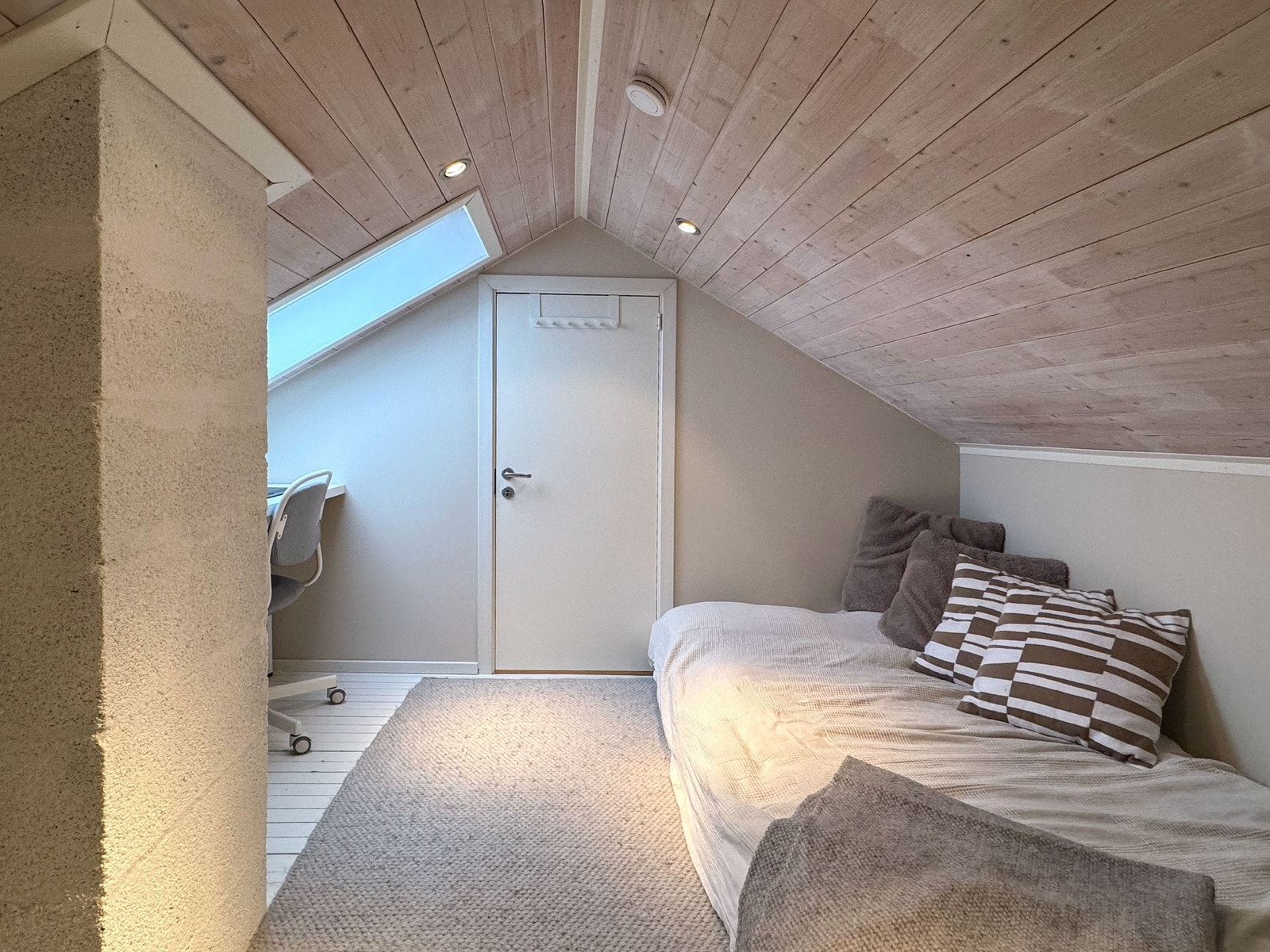 Etasjen er innredet med sofakrok på kontor, lekerom og et innredet soverom. Galleribilde