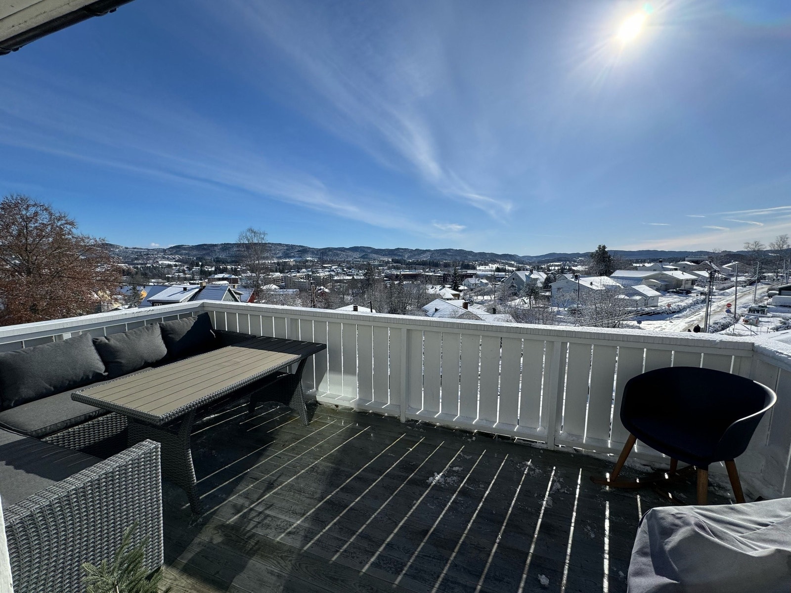 Her kan man sitte å nyte late dager, med sol og et flott utsyn. Galleribilde