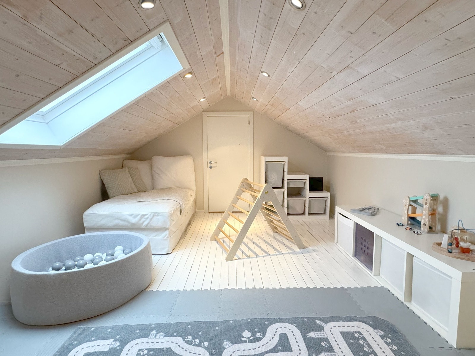 Det er innredet en loftsetasje. Takhøyde på det høyeste er ca 1,80 meter. Galleribilde