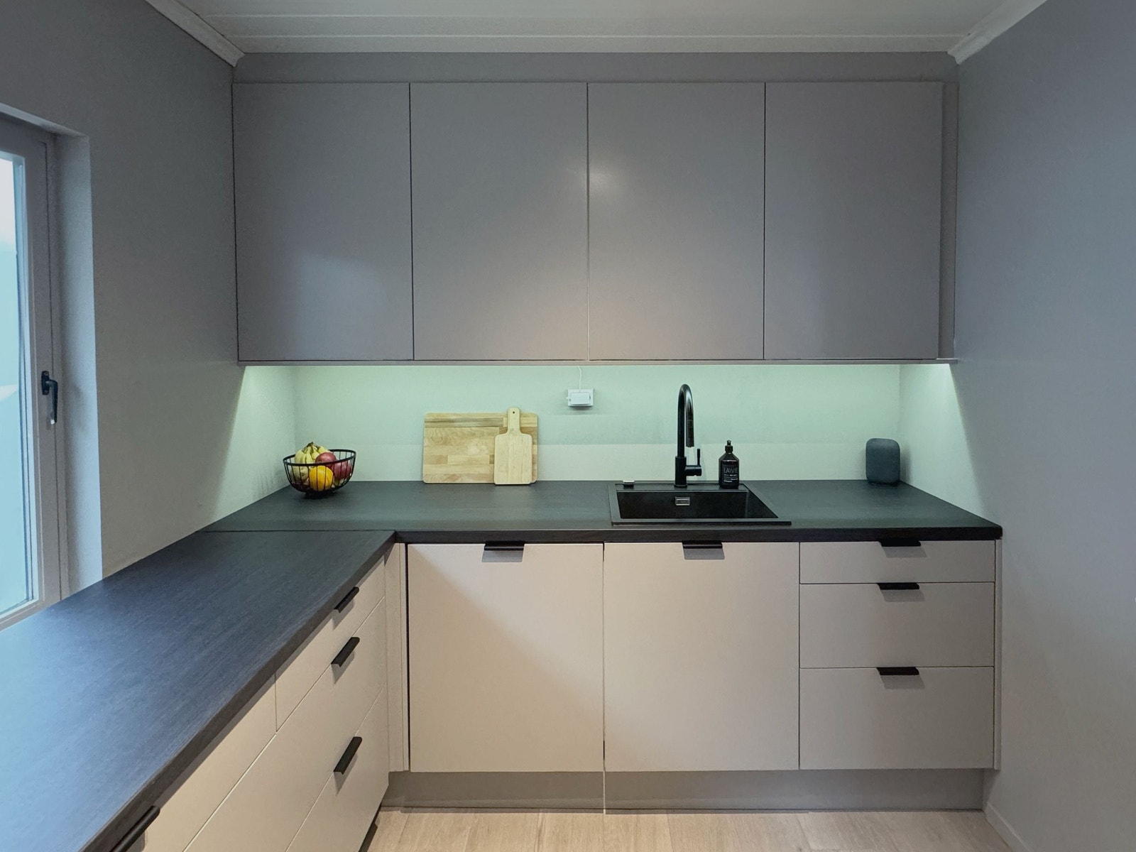 Sort servant og stemmestyrt belysning. Galleribilde