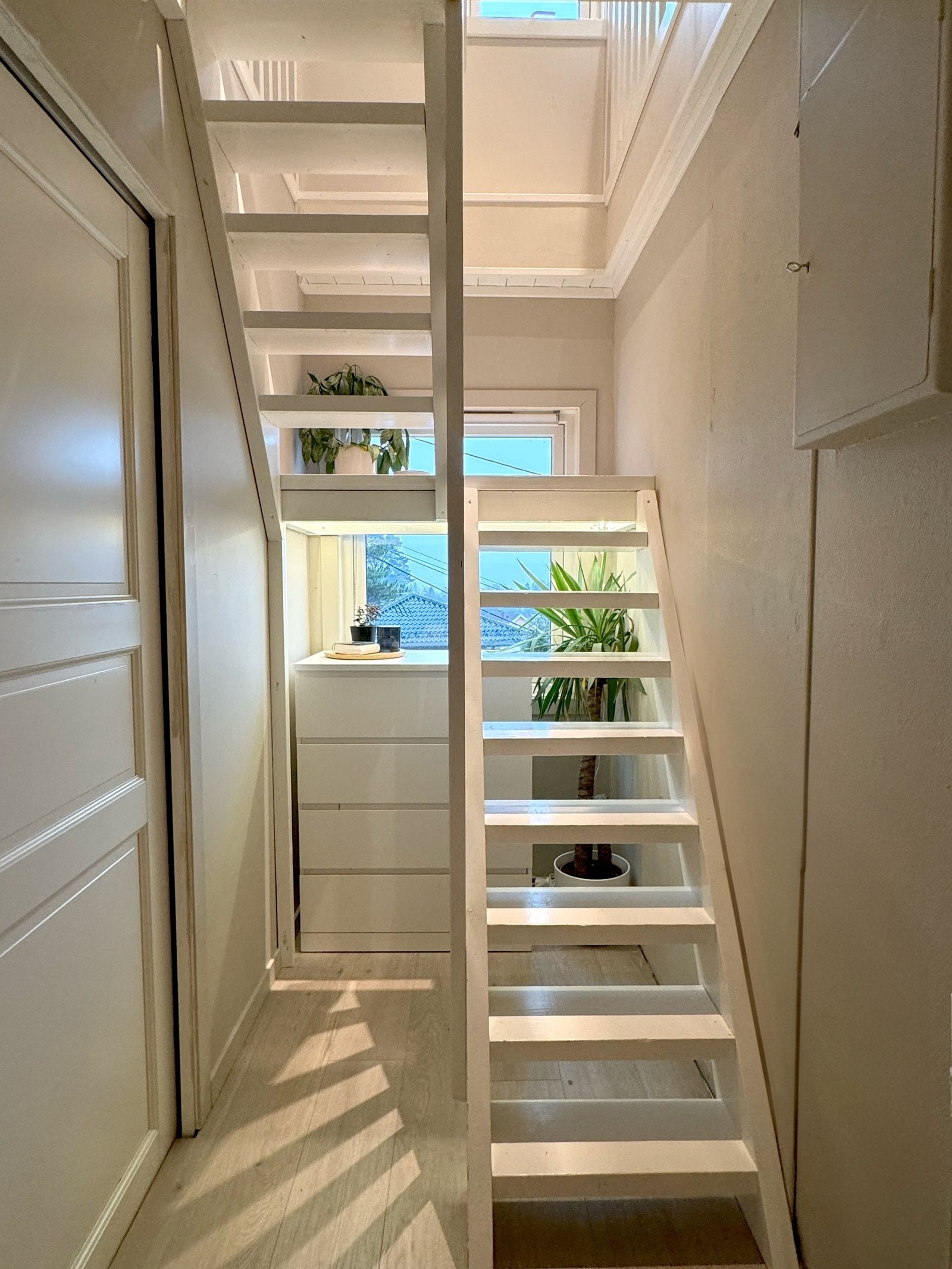 Stemmestyrt belysning under trapp. Galleribilde