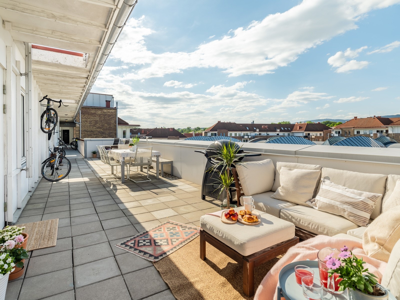 "Takterrassen" rett utenfor benyttes i stor grad av de som bor i etasjen. Galleribilde