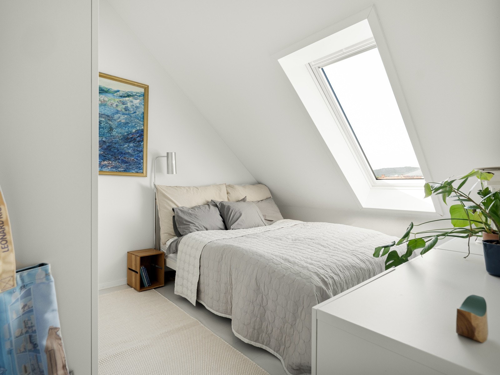 Det største rommet har naturlig nok gjort nytten som hovedsoverom. Galleribilde