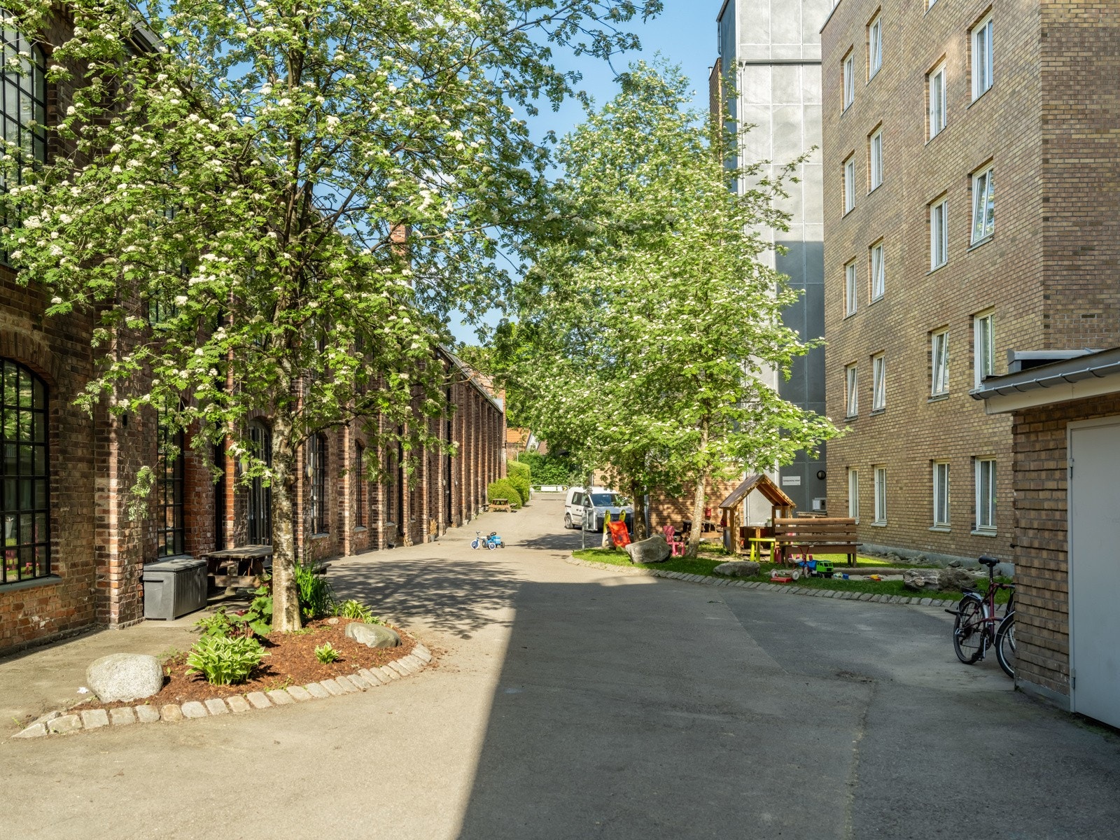 Borettslaget består av 102 andeler, og bakgården er pent opparbeidet med sittegrupper og lekeapparater. Galleribilde