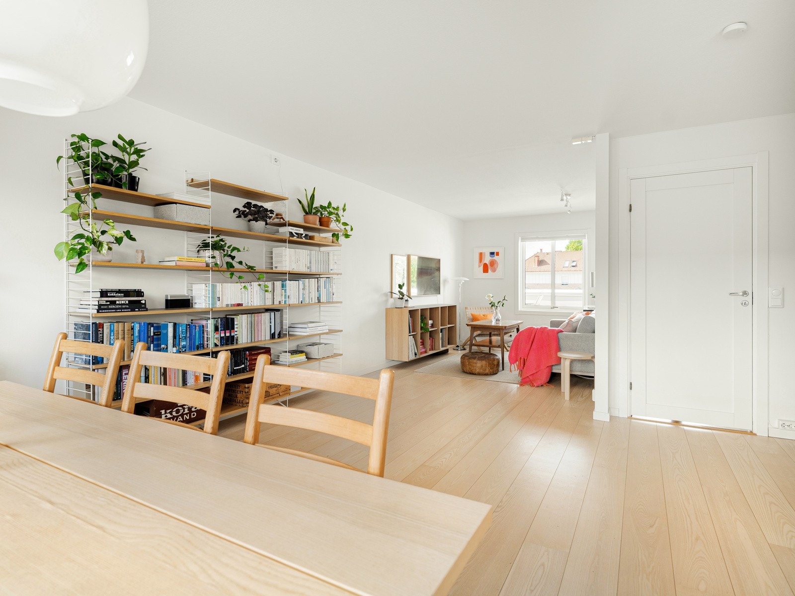 Hovedetasjen er gjennomgående, så du får herlig dagslys inn fra to sider. Galleribilde