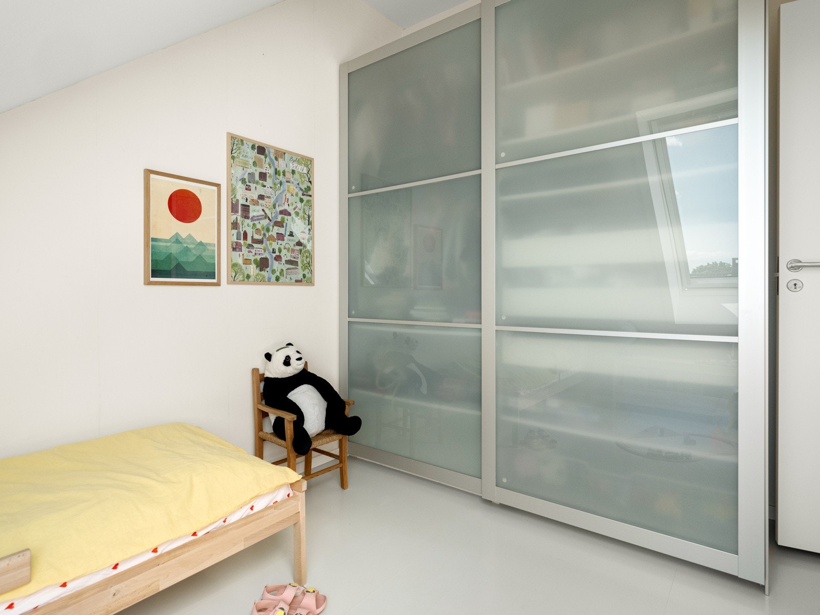 Også her finner vi en større skyvedørsgarderobe. Galleribilde