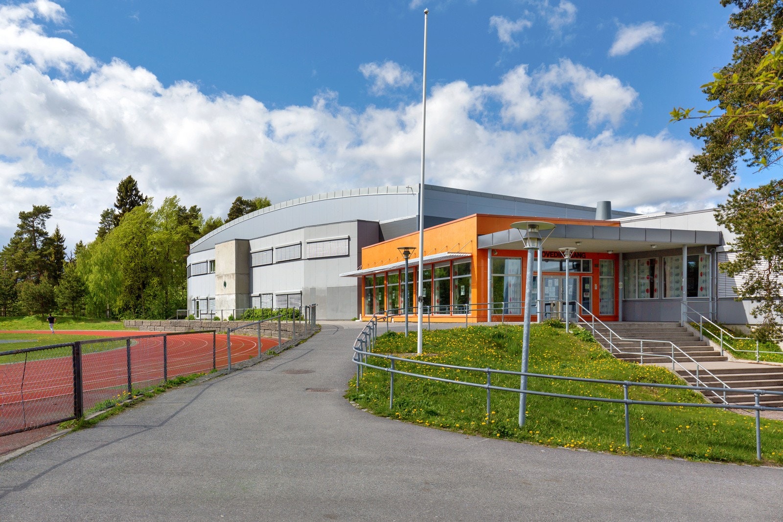 Rikelig med idrettstilbud i området. Kort gange til Oppsal arena Galleribilde