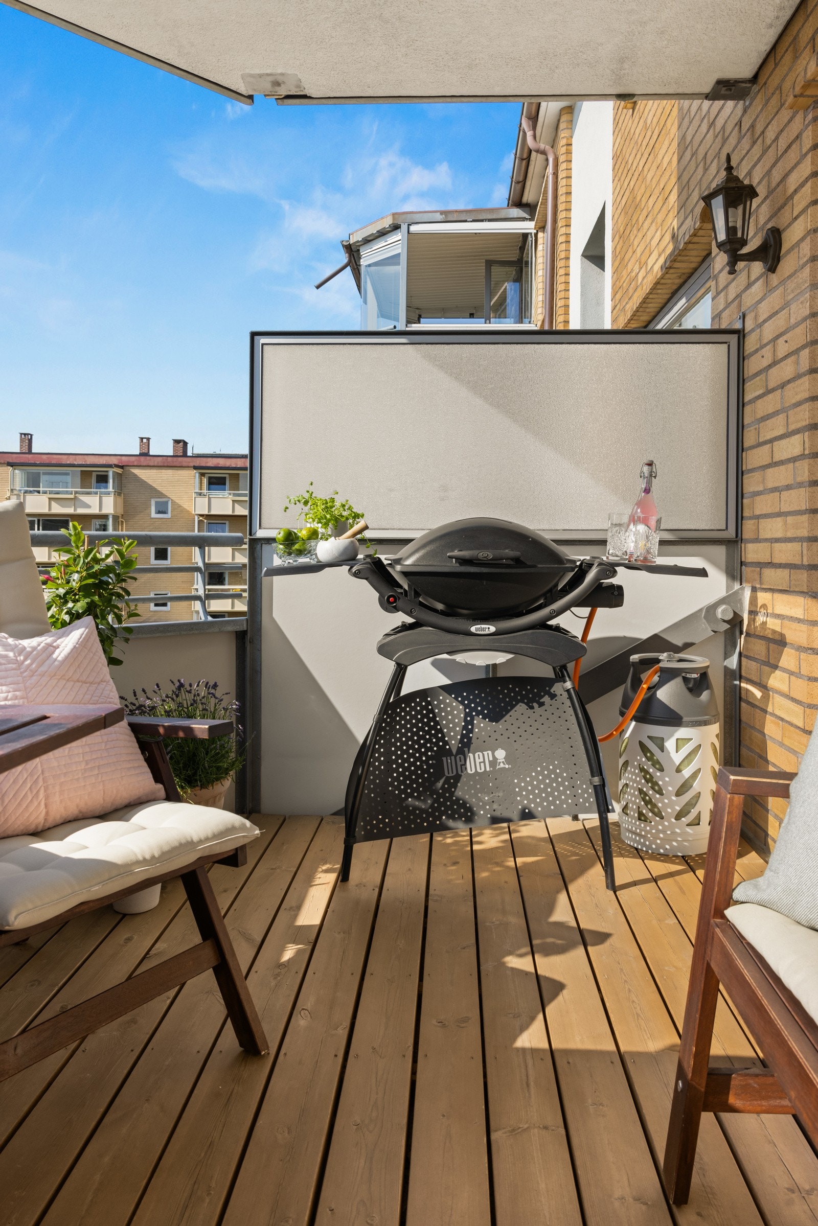 Det er lov til å grille med gassgrill og elektrisk grill på balkongen Galleribilde