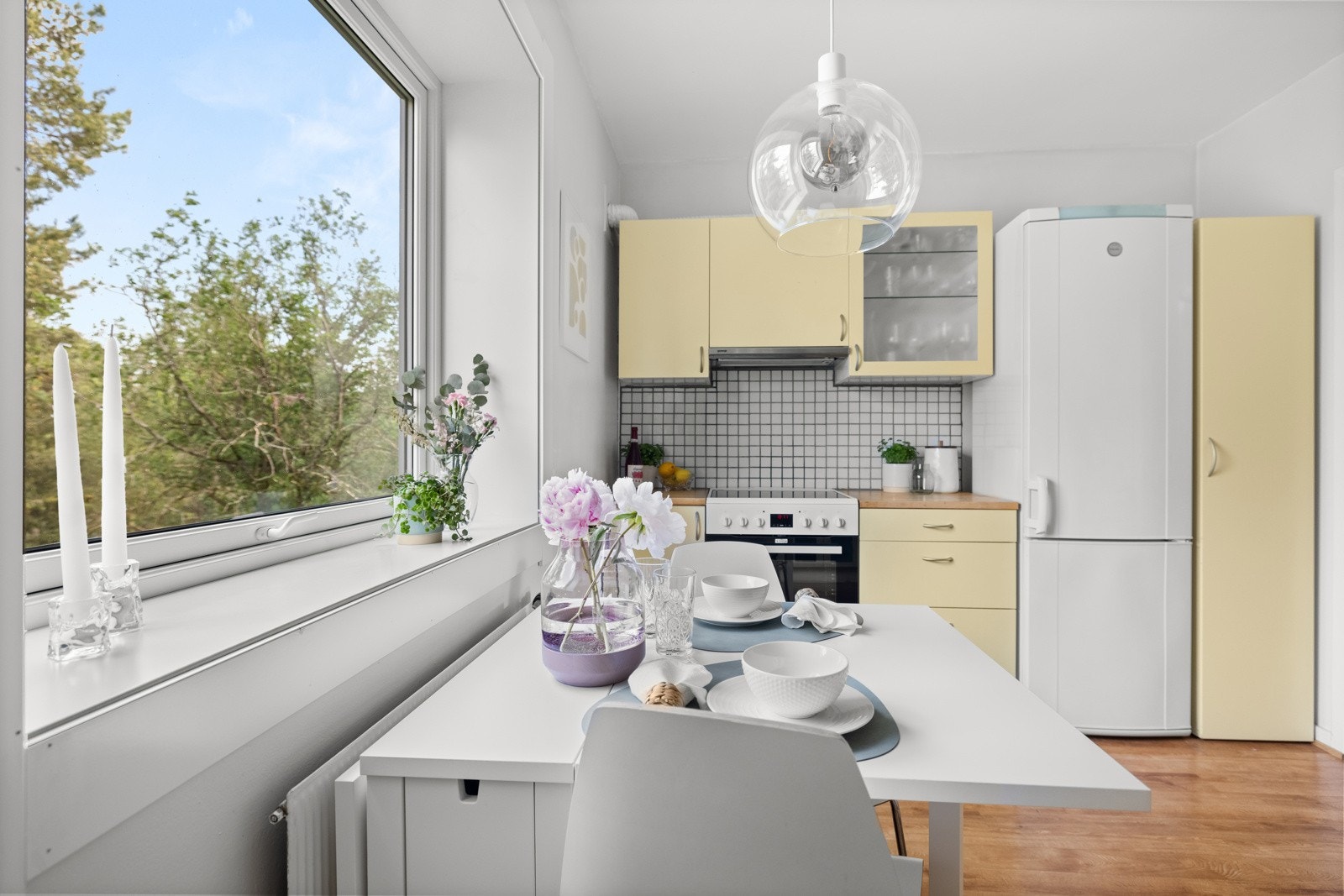 Utsyn fra kjøkkenet til grøntområde/fellesareal Galleribilde