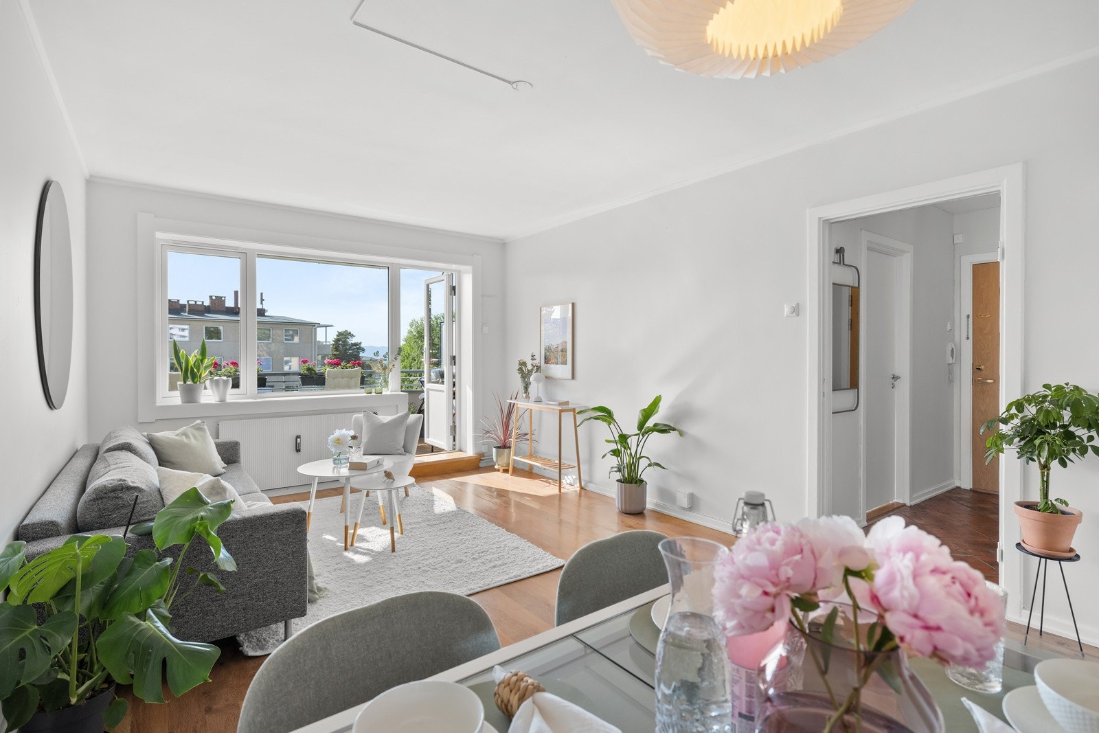 Romslig stue med god plass til sofagruppe og spisebord Galleribilde