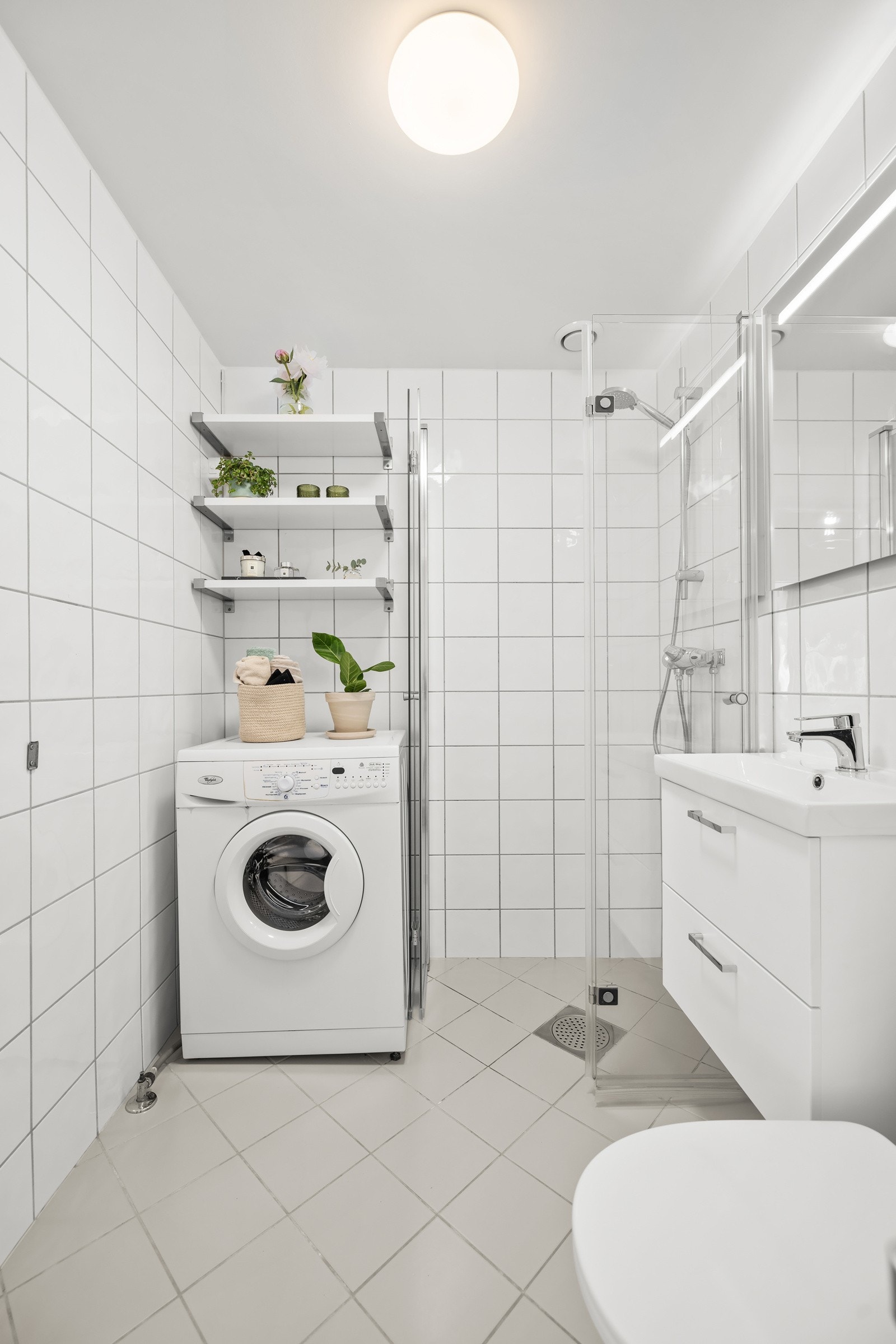 Varmekabler og plass til full størrelse vaskemaskin Galleribilde