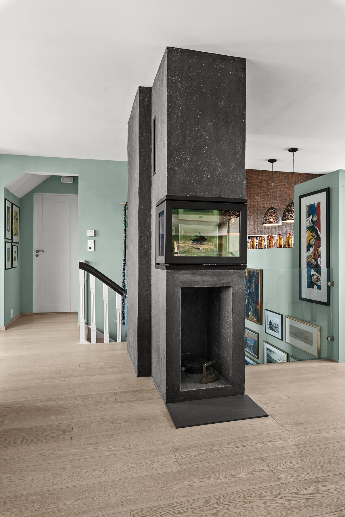 Mellom kjøkken og stue er det en delikat, plassbygget peis som gir god varme, samt en hyggelig atmosfære. Galleribilde