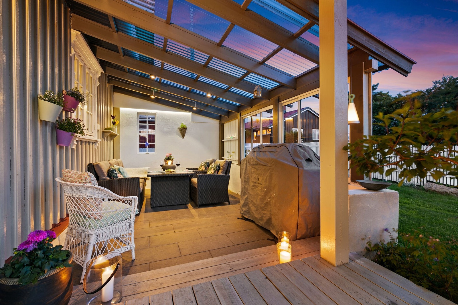 Delikat, overbygget utestue hvor man kan sitte i le for vær og vind. Galleribilde