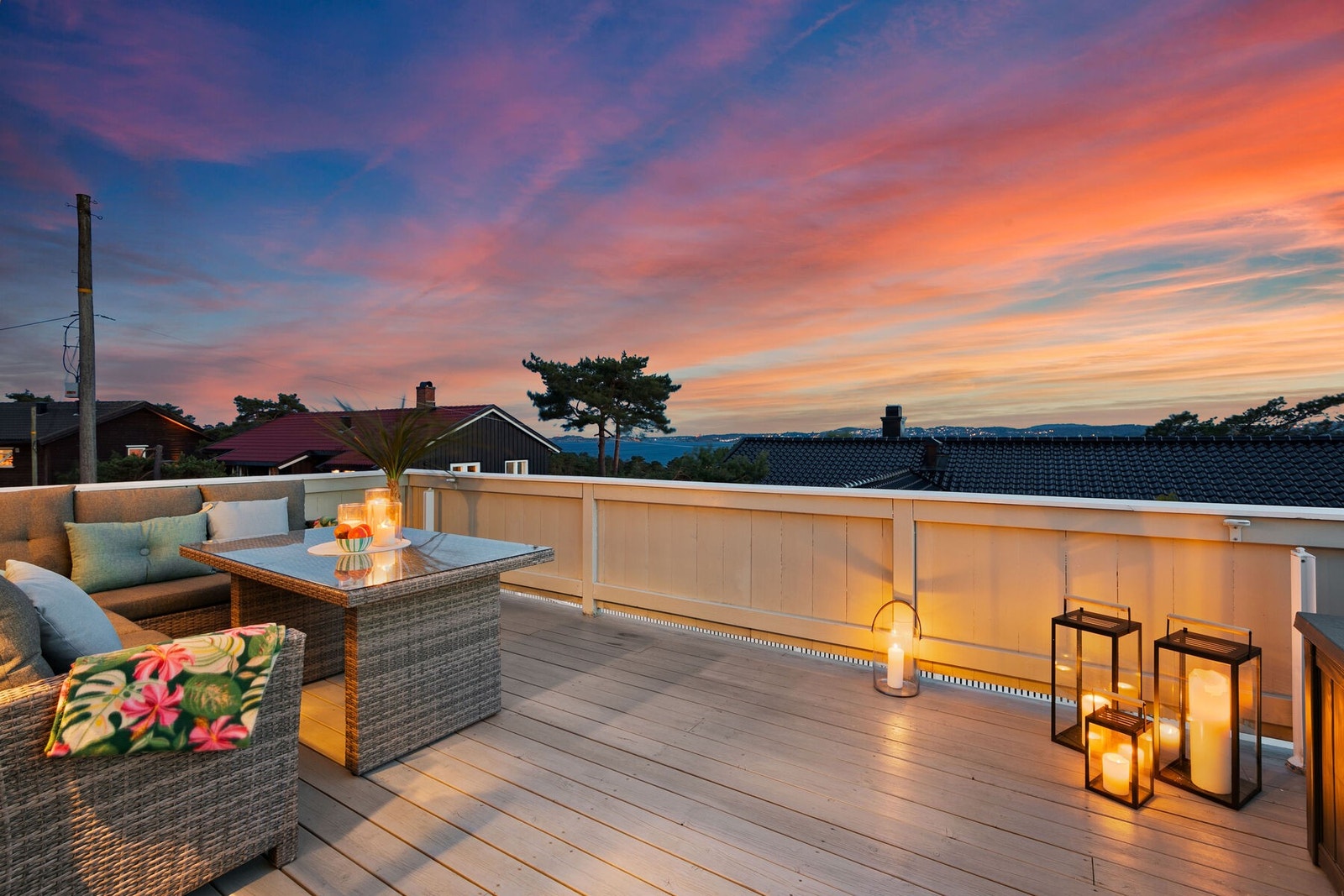 Fra terrasse i andre etasje er det en særdeles flott utsikt mot Larviksfjorden og Stavern. Galleribilde