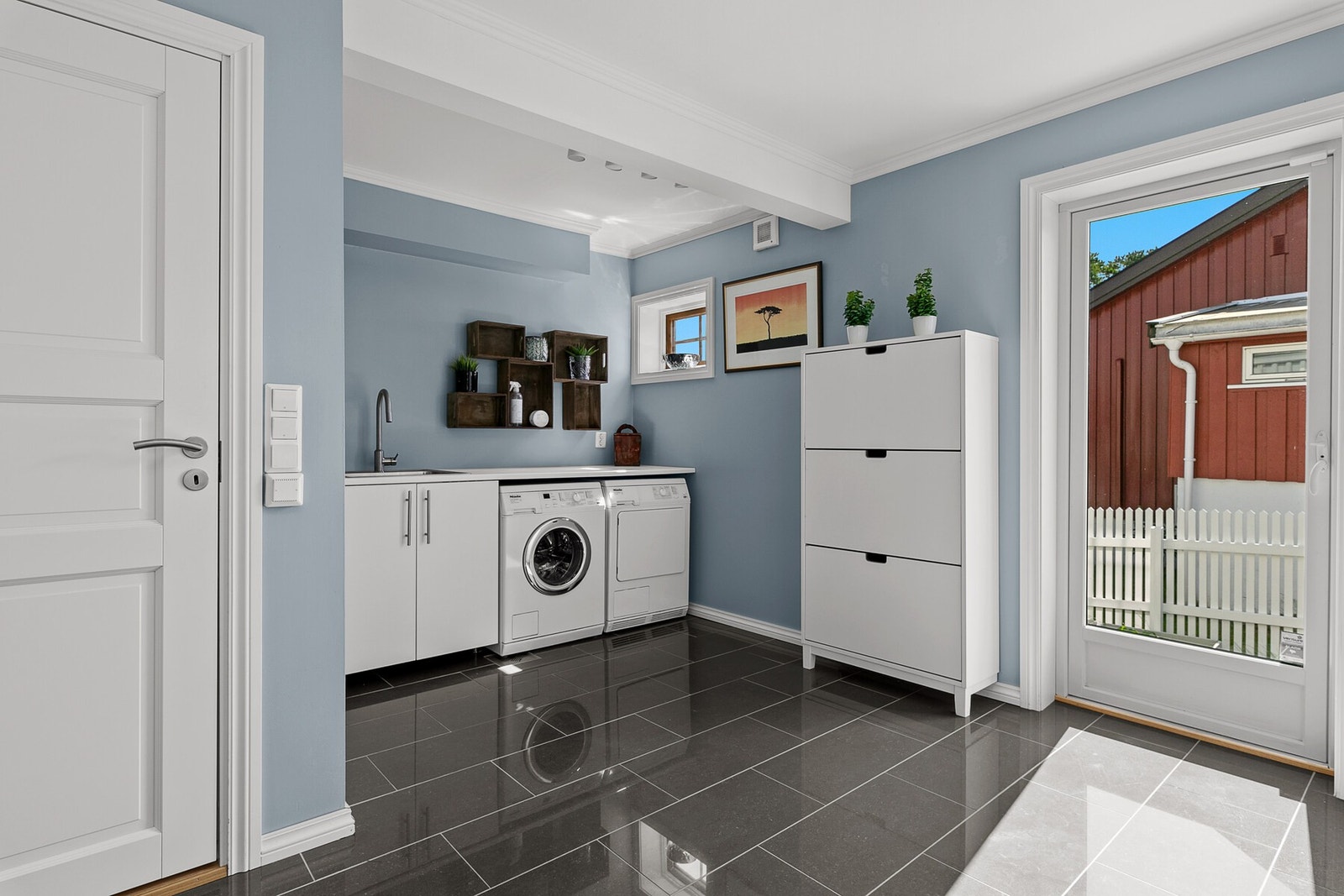 Stort, flislagt vaskerom i første etasje. Galleribilde