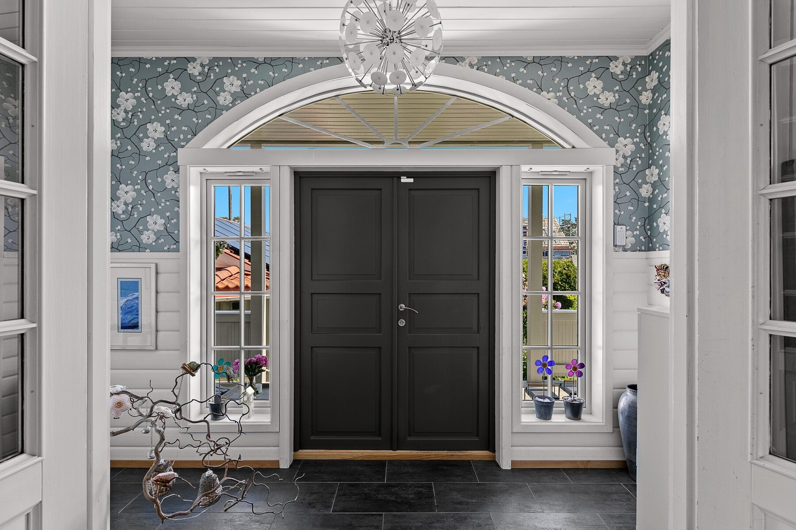 Inngangsparti med en tofløyet inngangsdør. Galleribilde