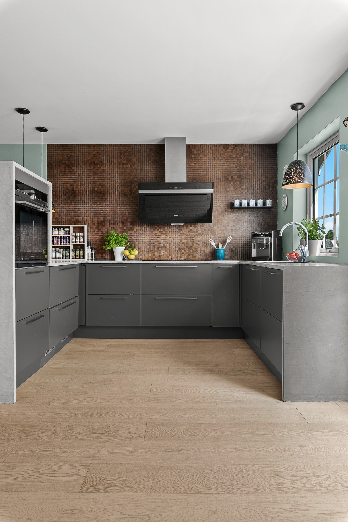 Kjøkken med mye skap- og benkeplass. Det er også i tilknytning kjøkkenet et "grovkjøkken" med masse oppbevaringsmuligheter. Galleribilde