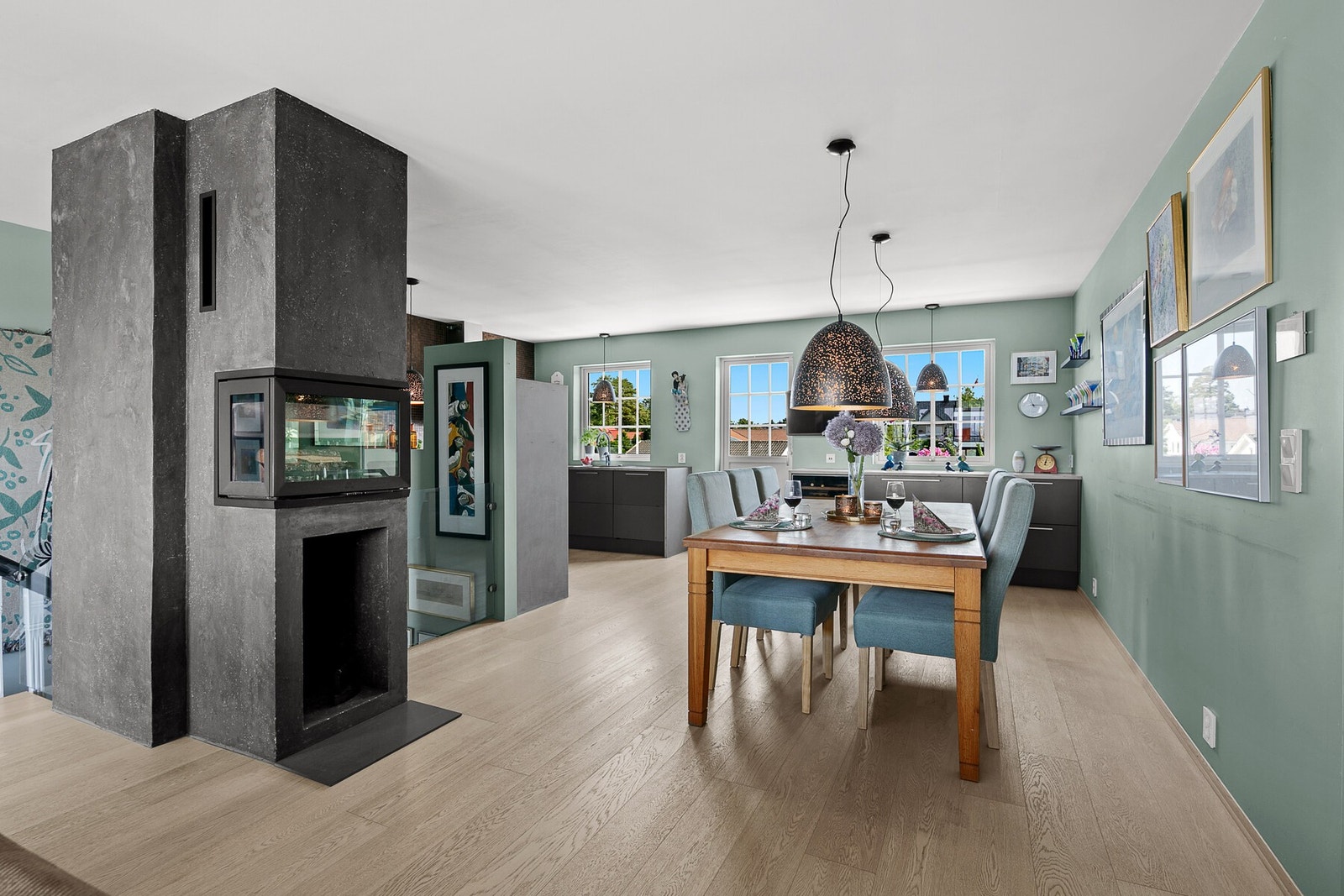 Videre inn fra stuen finner man rom for spisebord, samt kjøkken. Galleribilde