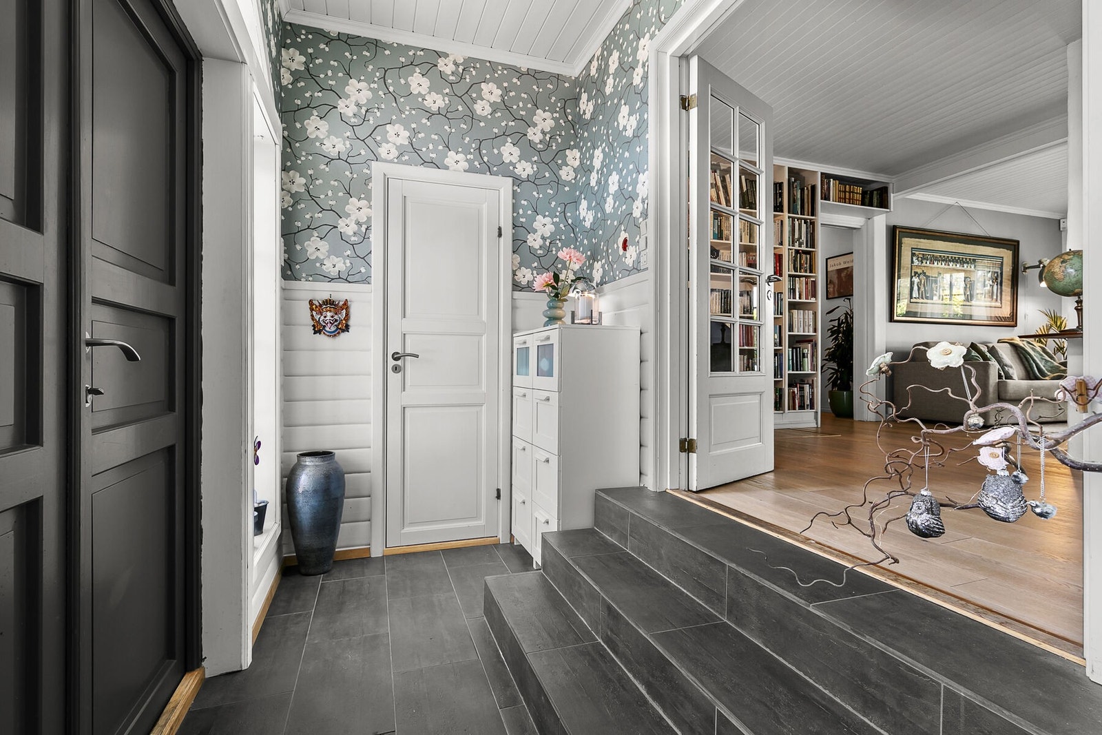 Entréen har god plass for yttertøy og sko i to tilliggende boder. Galleribilde