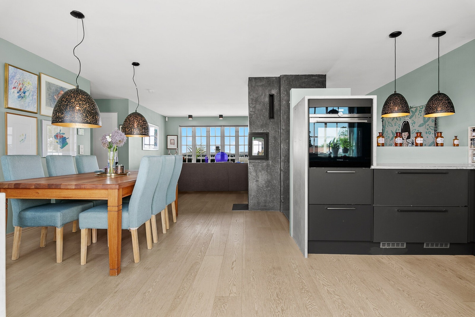 Det er plass til et stort spisebord i tilknytting til kjøkkenet. Delikat kjøkken fra 2016. Galleribilde