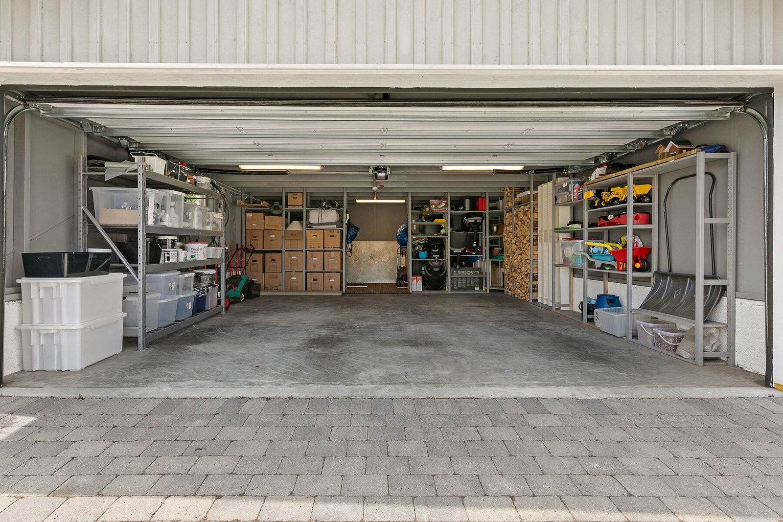 Ny dobbelgarasje i 2019. Den er av god størrelse og har 2 stk. elbil-ladere. Galleribilde