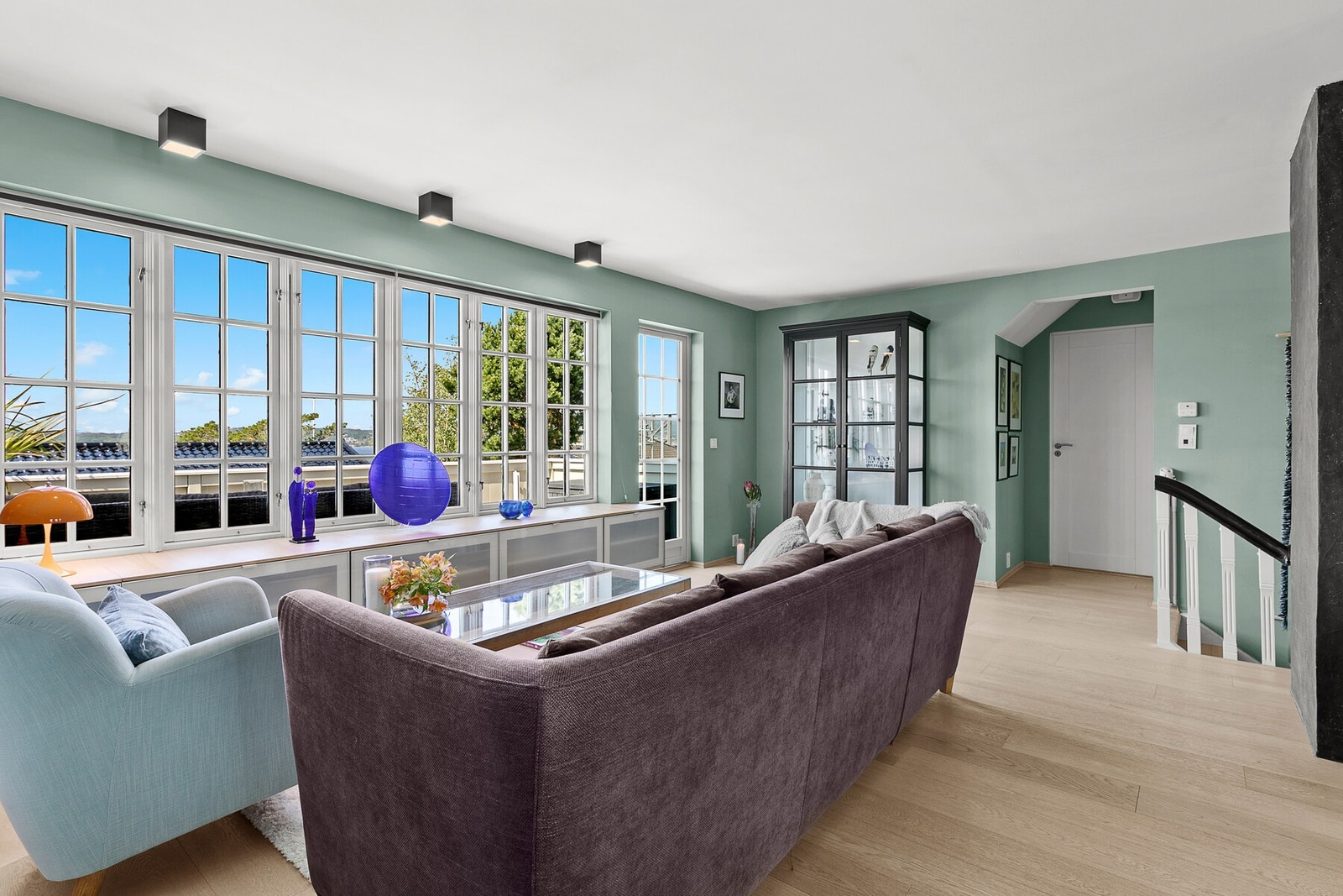 I andre etasje blir man møtt av store vindusflater, nydelig utsikt og direkte adkomst til terrasse. Galleribilde